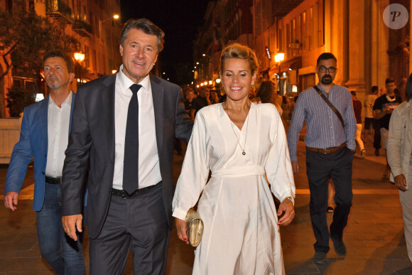 Christian Estrosi, élu avec 59,31 % des voix, fait une déclaration devant l'hôtel de ville de Nice entouré par sa femme Laura et leur fille Bianca le soir des résultats du second tour des élections municipales le 28 juin 2020 © Bruno Bebert / Bestimage