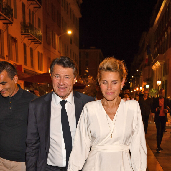 Christian Estrosi, élu avec 59,31 % des voix, fait une déclaration devant l'hôtel de ville de Nice entouré par sa femme Laura et leur fille Bianca le soir des résultats du second tour des élections municipales le 28 juin 2020. © Bruno Bebert / Bestimage