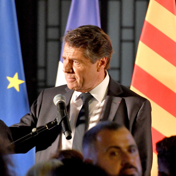 Christian Estrosi, élu avec 59,31 % des voix, fait une déclaration devant l'hôtel de ville de Nice entouré par sa femme Laura et leur fille Bianca le soir des résultats du second tour des élections municipales le 28 juin 2020. © Bruno Bebert / Bestimage