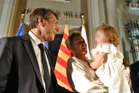 Christian Estrosi, élu avec 59,31 % des voix, fait une déclaration devant l'hôtel de ville de Nice entouré par sa femme Laura et leur fille Bianca le soir des résultats du second tour des élections municipales le 28 juin 2020. © Bruno Bebert / Bestimage