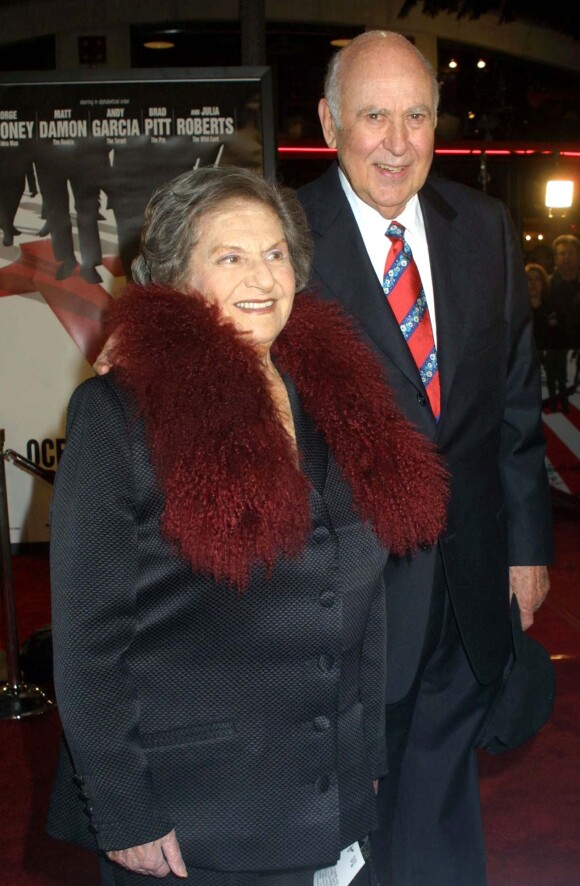 Carl Reiner et sa femme Estelle - Première du film "Ocean's Eleven". Los Angeles. Le 6 décembre 2001.