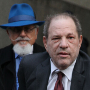 Harvey Weinstein quitte le tribunal après la fin de la troisième journée de délibérations à New York. L'ancien producteur de cinéma risque la prison à vie si le jury composé de sept hommes et cinq femmes le condamne à New York. Le 20 février 2020.