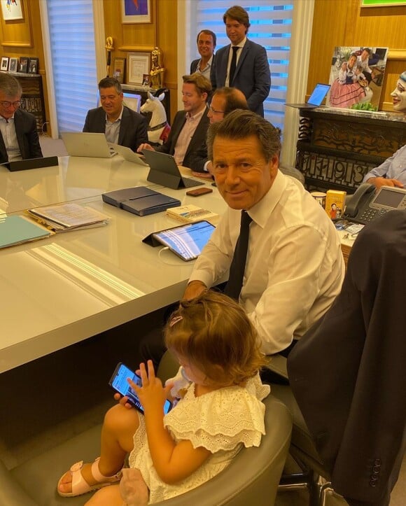 Christian Estrosi avec sa fille Bianca (2 ans et demi), le soir de sa réélection en tant que maire de Nice le 28 juin 2020.