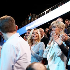 Brigitte Macron et ses filles Laurence Auzière Jourdan (cardiologue) et Tiphaine Auzière (avocate), Line Renaud - La famille, les amis et soutiens d'Emmanuel Macron dans les tribunes lors du grand meeting d'Emmanuel Macron à l'AccorHotels Arena à Paris, le lundi 17 avril 2017. © Dominique Jacovides - Sébastien Valiela / Bestimage