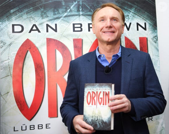 L'auteur Dan Brown présente son nouveau livre "Origin" lors d'une conférence de presse au salon du livre de Francfort le 12 octobre 2017