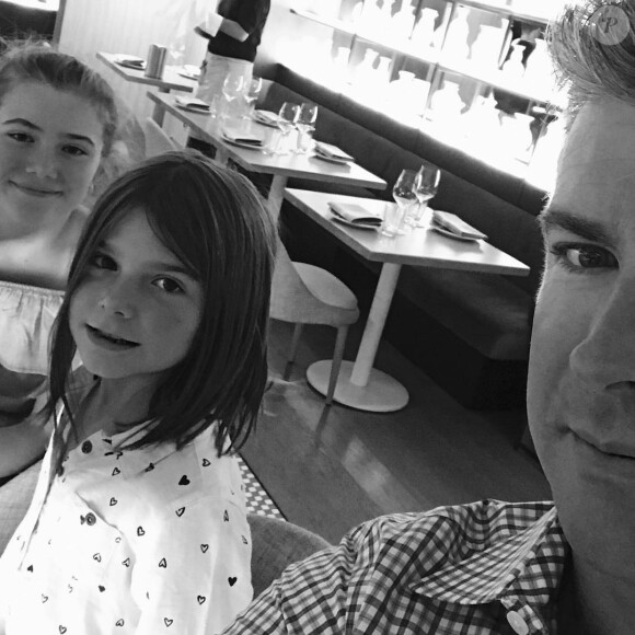 Dan O'Toole, animateur sportif canadien, a annoncé le 2 juillet 2020 que sa fille Oakland, âgée de seulement 1 mois, a été enlevée. Il pose ici avec ses deux autres filles, le 8 juillet 2018.