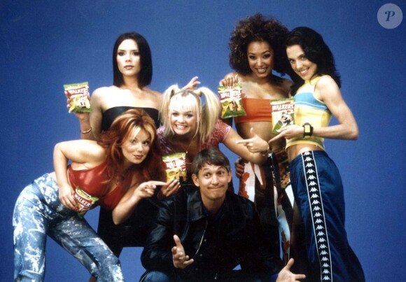 Les Spice Girls (Mel C, Emma Bunton, Victoria Beckham, Geri Halliwell et Melanie Brown) - Publicité pour les chips Walker. Le 23 juillet 1997.