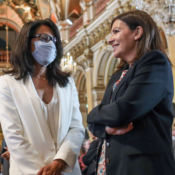 La maire de Paris, Anne Hidalgo et Audrey Pulvar lors d'une réunion du conseil qui l'élira officiellement, à l'hôtel de ville, à Paris, après sa victoire aux élections municipales de Paris 2020, le week-end dernier. Le 3 juillet 2020, à Paris, France. © Stéphane Lemouton/Bestimage