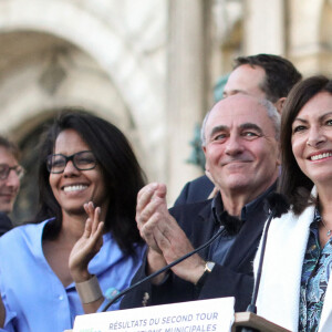 La maire sortante de Paris et candidate du Parti socialiste (PS), Anne Hidalgo, accompagnée de Audrey Pulvar, Jean-Louis Missika, Emmanuel Grégoire fait une déclaration suite à sa réélection aux élections municipales de 2020, à l'Hôtel de Ville, Paris, France, le 28 juin 2020. © Stéphane Lemouton / Bestimage