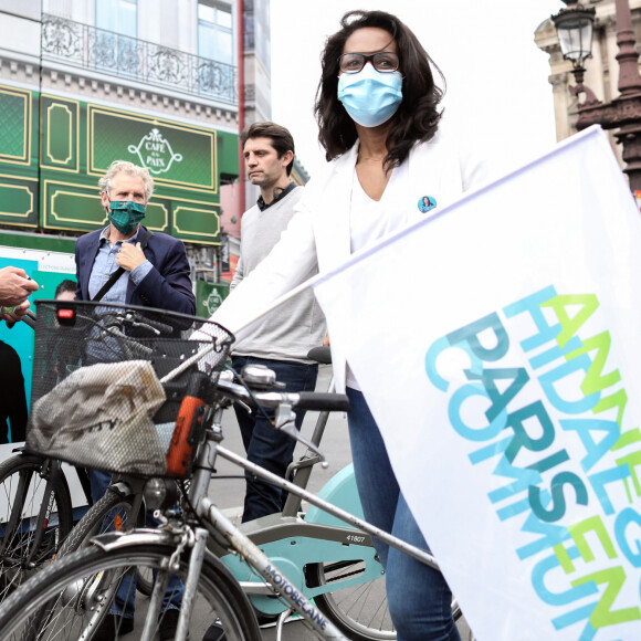 Audrey Pulvar et Ariel Weil - La maire de Paris, Anne Hidalgo, candidate du parti socialiste à sa réélection et David Belliard, Europe Ecologie-Les Verts, font une balade musicale à vélo au départ de l'Opéra, passant par la place du Panthéon, le square Le Gall, Belleville, la place du Colonel Fabien, le jardin Villemin, le lavoir moderne parisien et finissent le parcours à Jules Joffrin dans le cadre de la campagne des élections municipales, Paris, Place de l'Opéra, France, le 21 juin 2020. © Stéphane Lemouton / Bestimage