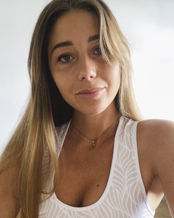 Charlotte, ex-aventurière de "Koh-Lanta, l'île des héros" (TF1), se dévoile sexy sur les réseaux sociaux.