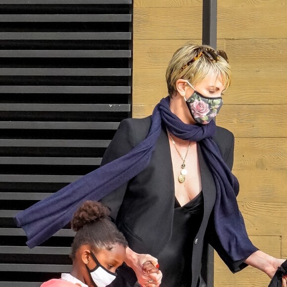 Exclusif - Charlize Theron dîne avec ses deux enfants Jackson (8 ans) et August (4 ans) au restaurant Nobu à Malibu le 20 juin 2020.