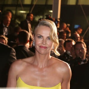 Charlize Theron sortant de la projection du film "Mad Max : Fury Road" lors du 68e Festival International du Film de Cannes, à Cannes le 14 mai 2015.