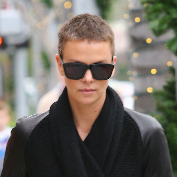 Charlize Theron et sa mère Gerda ont déjeuné dans un restaurant à Beverly Hills Le 22 décembre 2012.