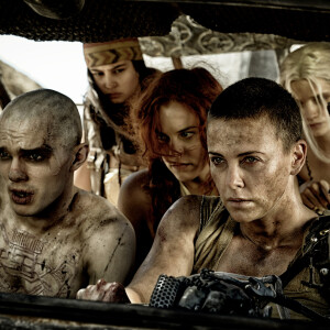 Charlize Théron, Nicholas Hoult et Riley Keough dans le film "Mad Max: Fury Road". 2015.