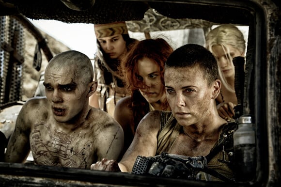 Charlize Théron, Nicholas Hoult et Riley Keough dans le film "Mad Max: Fury Road". 2015.