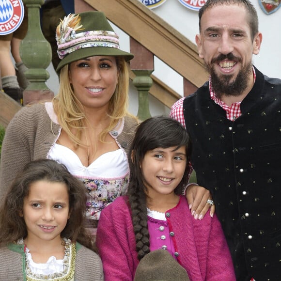 Franck Ribery célèbre la fête de la bière "Oktoberfest" avec sa femme Wahiba et ses enfants Salif, Shakinez et Hizya à Munich en Allemagne le 5 octobre 2014.