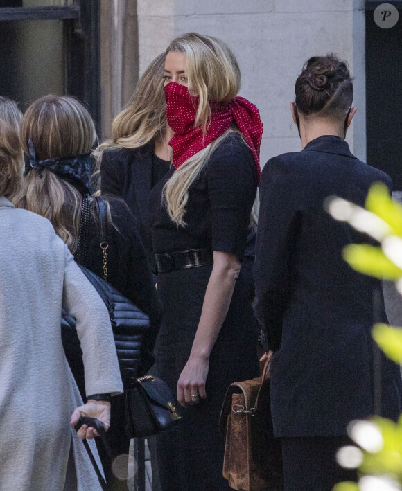 Amber Heard à son arrivée à la cour royale de justice à Londres, pour être entendue dans le procès intenté par son ex-mari Johnny Depp pour diffamation contre le journal "The Sun". Le 7 juillet 2020.