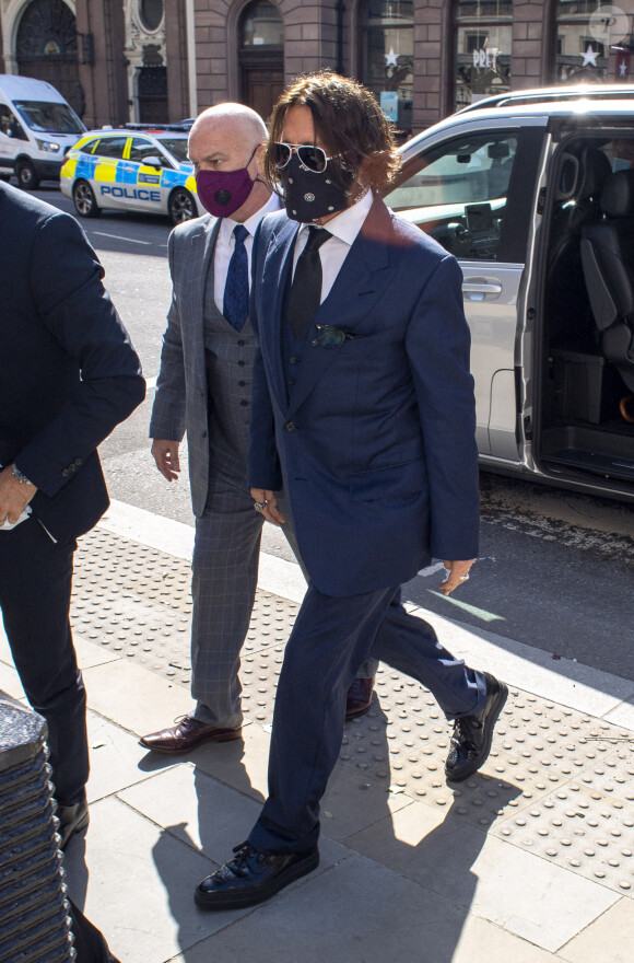 Johnny Depp arrive à la cour royale de justice à Londres, pour entamer son procès pour diffamation contre le journal "The Sun". Le 7 juillet 2020.