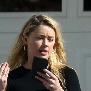 Exclusif - Amber Heard et sa compagne Bianca Butti, masquées en raison de l'épidémie de coronavirus (Covid-19), vont rendre visite à des amis à Los Angeles, le 20 mai 2020.