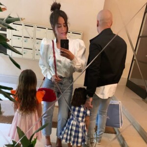 Amel Bent avec ses filles et un homme (sans doute son mari), Instagram, le 24 mai 2020.