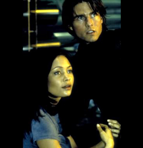 Thandie Newton et Tom Cruise dans le film "Mission: Impossible 2". 2000.