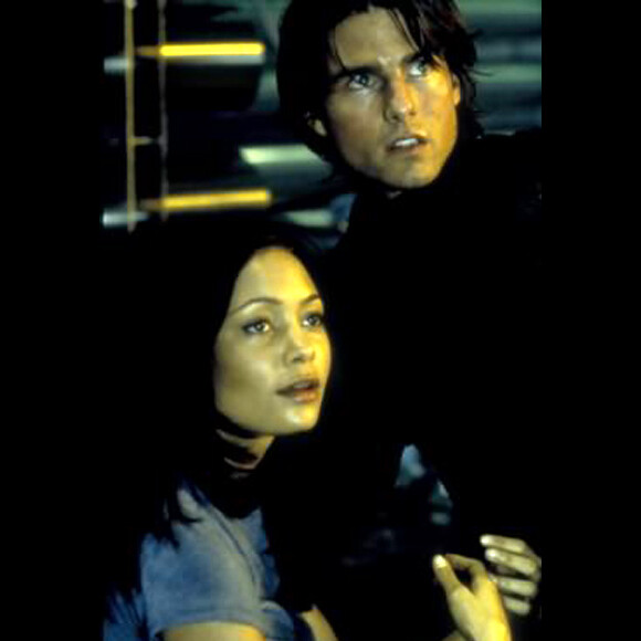 Thandie Newton et Tom Cruise dans le film "Mission: Impossible 2". 2000.