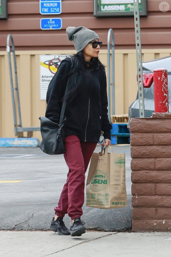 Exclusif - Naya Rivera est allée faire quelques courses au supermarché "Lassens Natural Foods & Vitamins" à Los Angeles en pleine épidémie de Coronavirus (COVID-19), le 20 mars 2020.