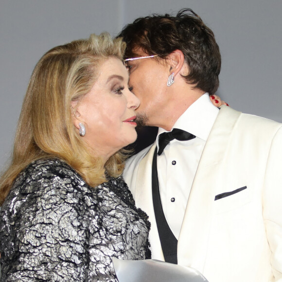 Catherine Deneuve (Présidente du jury) et Johnny Depp - Cérémonie d'hommage à l'acteur Johnny Depp pour l'ensemble de sa carrière juste avant la projection du film "Waiting For The Barbarians" lors du 45e festival du Cinéma Américain de Deauville le 8 septembre 2019. ©Denis Guignebourg/Bestimage