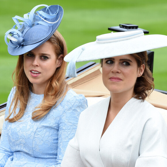 La princesse Beatrice et la princesse Eugenie d'York - La famille royale d'Angleterre à son arrivée à Ascot pour les courses hippiques. Le 19 juin 2018