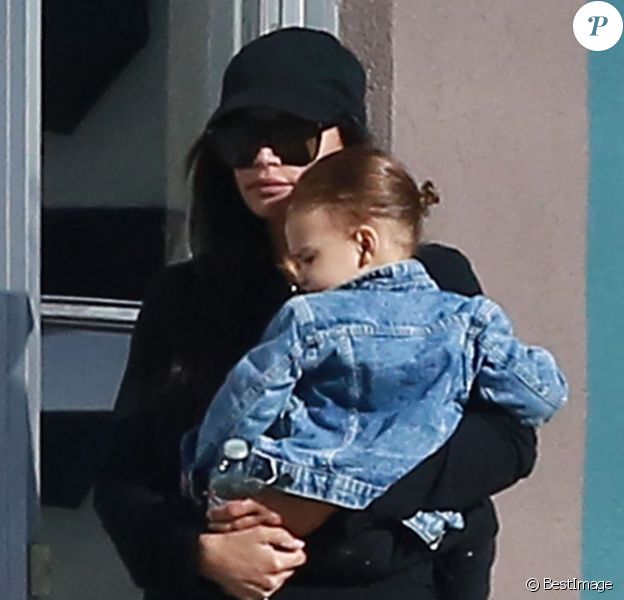 Exclusif - Naya Rivera est allée déjeuner avec son fils Josey Dorsey au restaurant Alcove à Los Feliz, le 14 mars 2018 For germany call for price - Please hide children face prior publication Exclusive - Actress Naya Rivera and her son Josey Dorsey are seen stepping out for lunch at Alcove in Los Feliz. Naya was rocking an all black outfit as she enjoyed an afternoon with her little man. 14th march 201814/03/2018 - Los Angeles