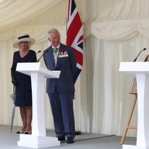 Le prince Charles, prince de Galles, Camilla Parker Bowles, duchesse de Cornouailles et le président de la République française Emmanuel Macron lors la commémoration du 80ème anniversaire de l'appel du 18 juin du général de Gaulle au Carlton Garden à Londres, Royaume Uni, le 18 juin 2010.