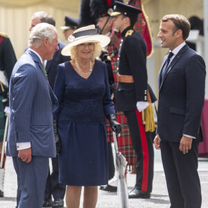 Le prince Charles, prince de Galles, Camilla Parker Bowles, duchesse de Cornouailles et le président de la République française Emmanuel Macron lors la commémoration du 80ème anniversaire de l'appel du 18 juin du général de Gaulle au Carlton Garden à Londres, Royaume Uni, le 18 juin 2010.