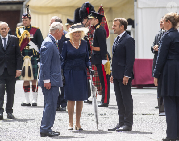 Le prince Charles, prince de Galles, Camilla Parker Bowles, duchesse de Cornouailles et le président de la République française Emmanuel Macron lors la commémoration du 80ème anniversaire de l'appel du 18 juin du général de Gaulle au Carlton Garden à Londres, Royaume Uni, le 18 juin 2010.