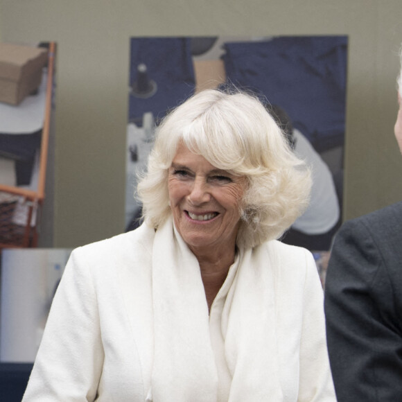 Le prince Charles, prince de Galles, et Camilla Parker Bowles, duchesse de Cornouailles, visitent l'usine de chemises "Turnbull & Asser" à Gloucester, le 9 juillet 2020.