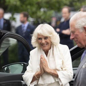 Le prince Charles, prince de Galles, et Camilla Parker Bowles, duchesse de Cornouailles, visitent l'usine de chemises "Turnbull & Asser" à Gloucester, le 9 juillet 2020.