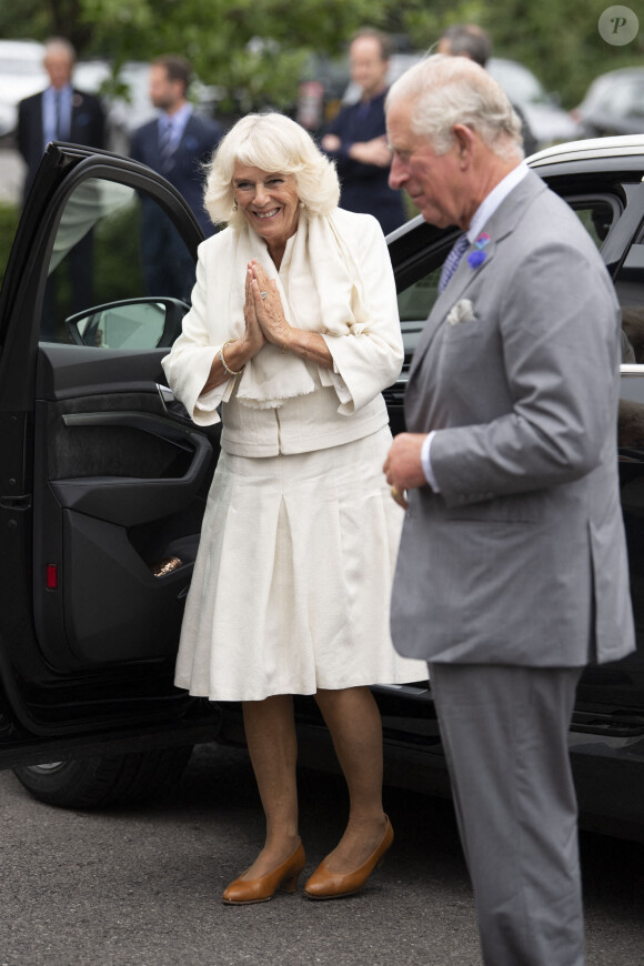 Le prince Charles, prince de Galles, et Camilla Parker Bowles, duchesse de Cornouailles, visitent l'usine de chemises "Turnbull & Asser" à Gloucester, le 9 juillet 2020.