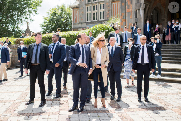 Sortie de la Mairie du Touquet - Rencontre avec la foule - Le Président de la République Emmanuel Macron et sa femme la Première Dame Brigitte Macron sont allés voter à la Mairie du Touquet-Paris-Plage lors du second tour des élections municipales, le 28 juin 2020.