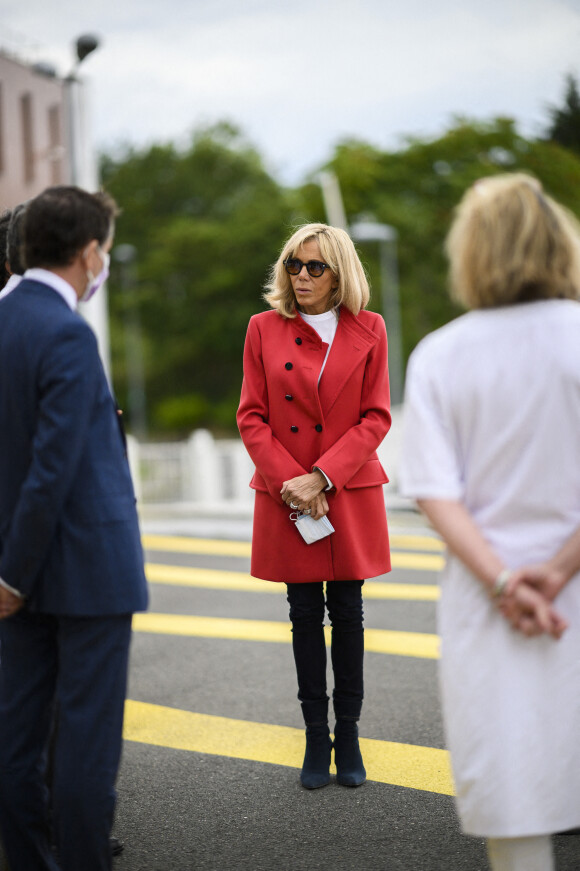 Brigitte Macron à l'institut Gustave Roussy à Villejuif, le 19 juin 2020, au lendemain de son opération des yeux.