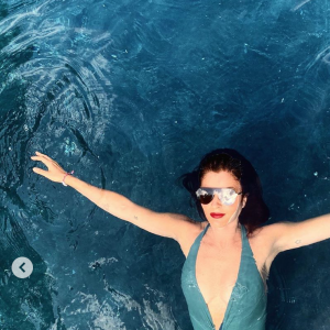 Helena Christensen porte un maillot de bain Staerk&Christensen, sa marque créée avec Camilla Staerk. Juillet 2020.