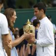 Novak Djokovic remporte la finale homme du tournois de Wimbledon 2019, Catherine (Kate) Middleton, duchesse de Cambridge, lui remet le trophée - Le tournois de Wimbledon 2019, Londres les 12, 13 et 14 juillet 2019.