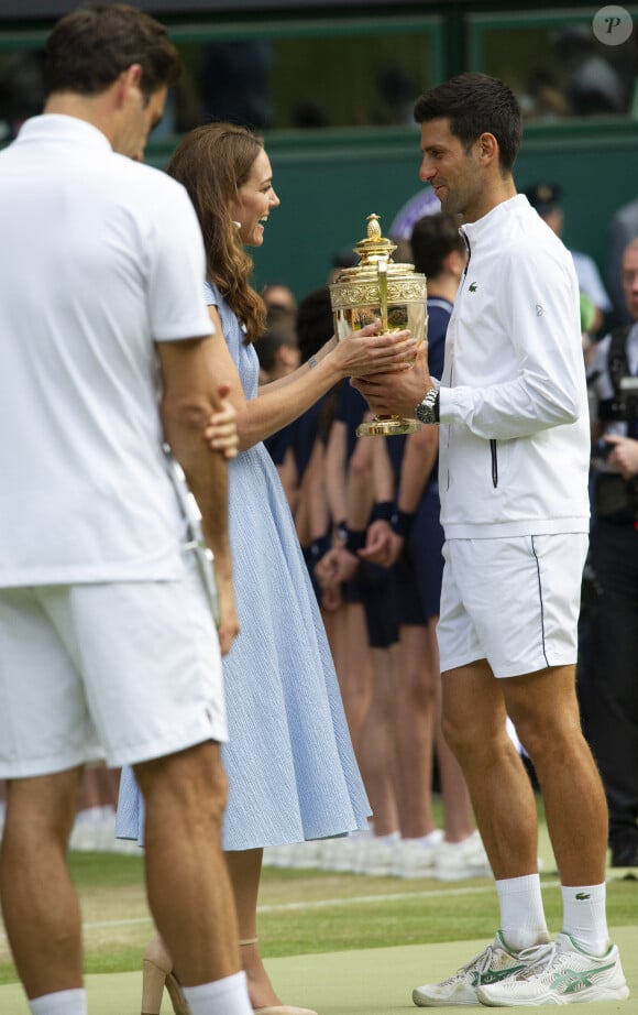 Novak Djokovic remporte la finale homme du tournois de Wimbledon 2019, Catherine (Kate) Middleton, duchesse de Cambridge, lui remet le trophée - Le tournois de Wimbledon 2019, Londres les 12, 13 et 14 juillet 2019.
