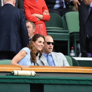 Le prince William, duc de Cambridge, et Catherine (Kate) Middleton, duchesse de Cambridge, assistent à la finale homme du tournoi de Wimbledon "Novak Djokovic - Roger Federer (7/6 - 1/6 - 7/6 - 4/6 - 13/12)" à Londres. Catherine (Kate) Middleton, duchesse de Cambridge, est venue remettre les trophées aux joueurs. Londres, le 14 juillet 2019.