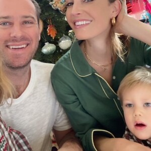 Armie Hammer et Elizabeth Chambers avec leurs enfants Harper et Ford à Noël 2019, photo Instagram. L'acteur américain et la présentatrice télé britannique ont annoncé en juillet 2020 leur séparation, après dix ans de mariage.