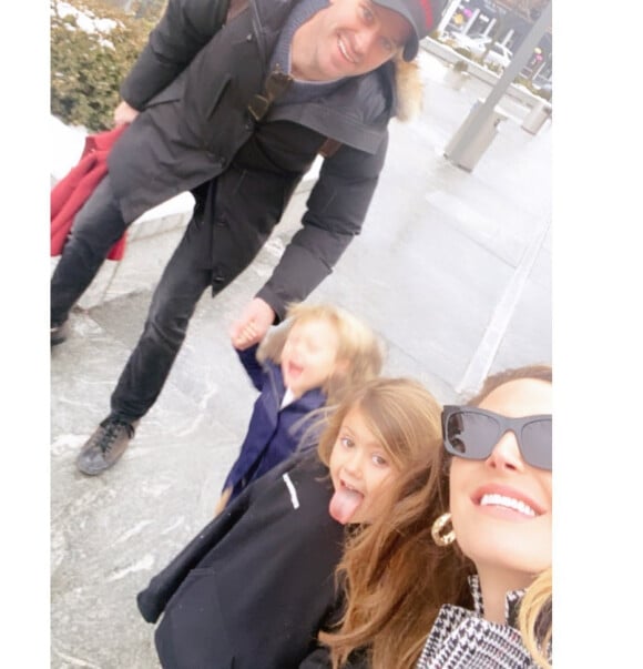 Armie Hammer et Elizabeth Chambers avec leurs enfants Harper et Ford à New York en février 2020, photo Instagram. L'acteur américain et la présentatrice télé britannique ont annoncé en juillet 2020 leur séparation, après dix ans de mariage.