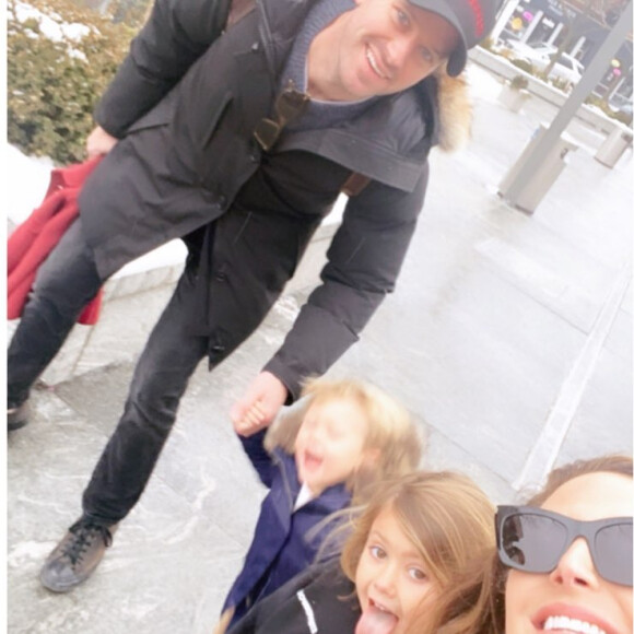 Armie Hammer et Elizabeth Chambers avec leurs enfants Harper et Ford à New York en février 2020, photo Instagram. L'acteur américain et la présentatrice télé britannique ont annoncé en juillet 2020 leur séparation, après dix ans de mariage.