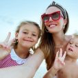 Elizabeth Chambers avec ses enfants Harper et Ford au printemps 2020, "confinés" dans les Îles Caïmans ! Photo Instagram