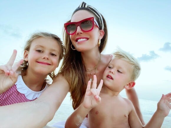 Elizabeth Chambers avec ses enfants Harper et Ford au printemps 2020, "confinés" dans les Îles Caïmans ! Photo Instagram