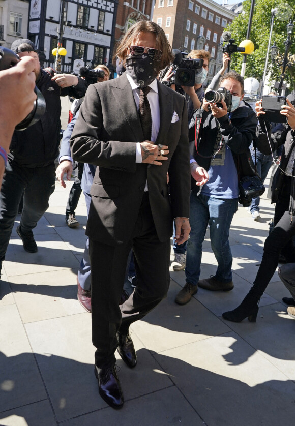 Johnny Depp arrive au tribunal le quatrième jour du procès contre le journal The sun à Londres le 10 juillet 2020