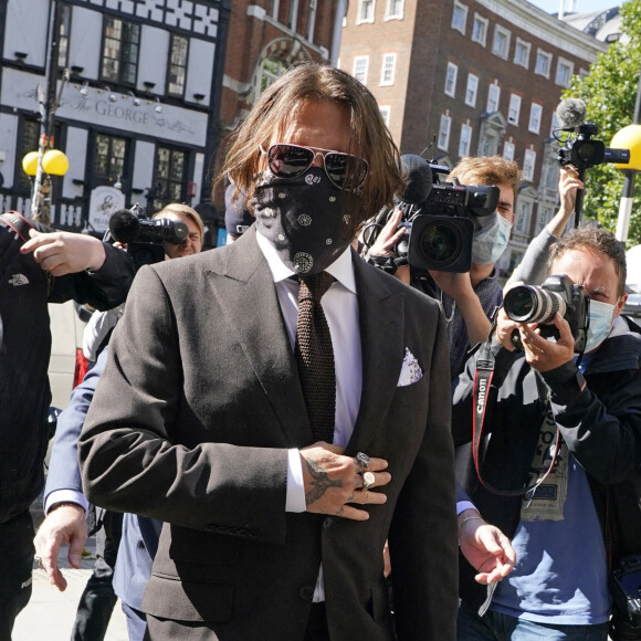 Johnny Depp arrive au tribunal le quatrième jour du procès contre le journal The sun à Londres le 10 juillet 2020